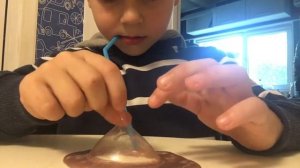 Марк дует пузыри