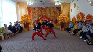 Танец в шляпах с тросточками