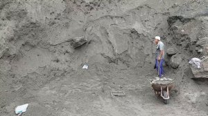 Строительство, шахтёры добывают песок