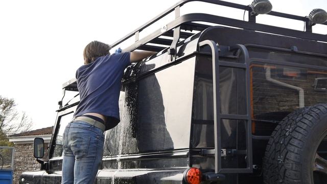 MUDDY Landrover Defender Gets A Good Wash