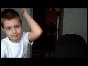 серёжик пляшет под крутую электронную музыку