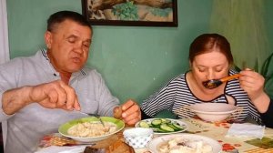 Жизнь в деревне. Пол луга сюда собрано