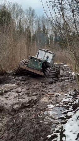 Т150 пробивается через болото