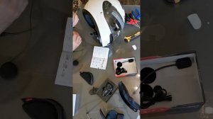 Новичок устанавливает видеорегистратор R1-plus на мотошлем HJC C10