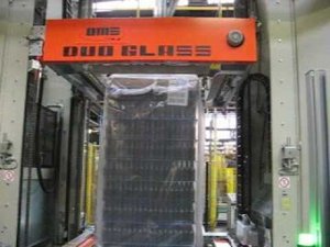 Упаковка стекла =бутылки в термоусадочную пленку на машине OMS AT530