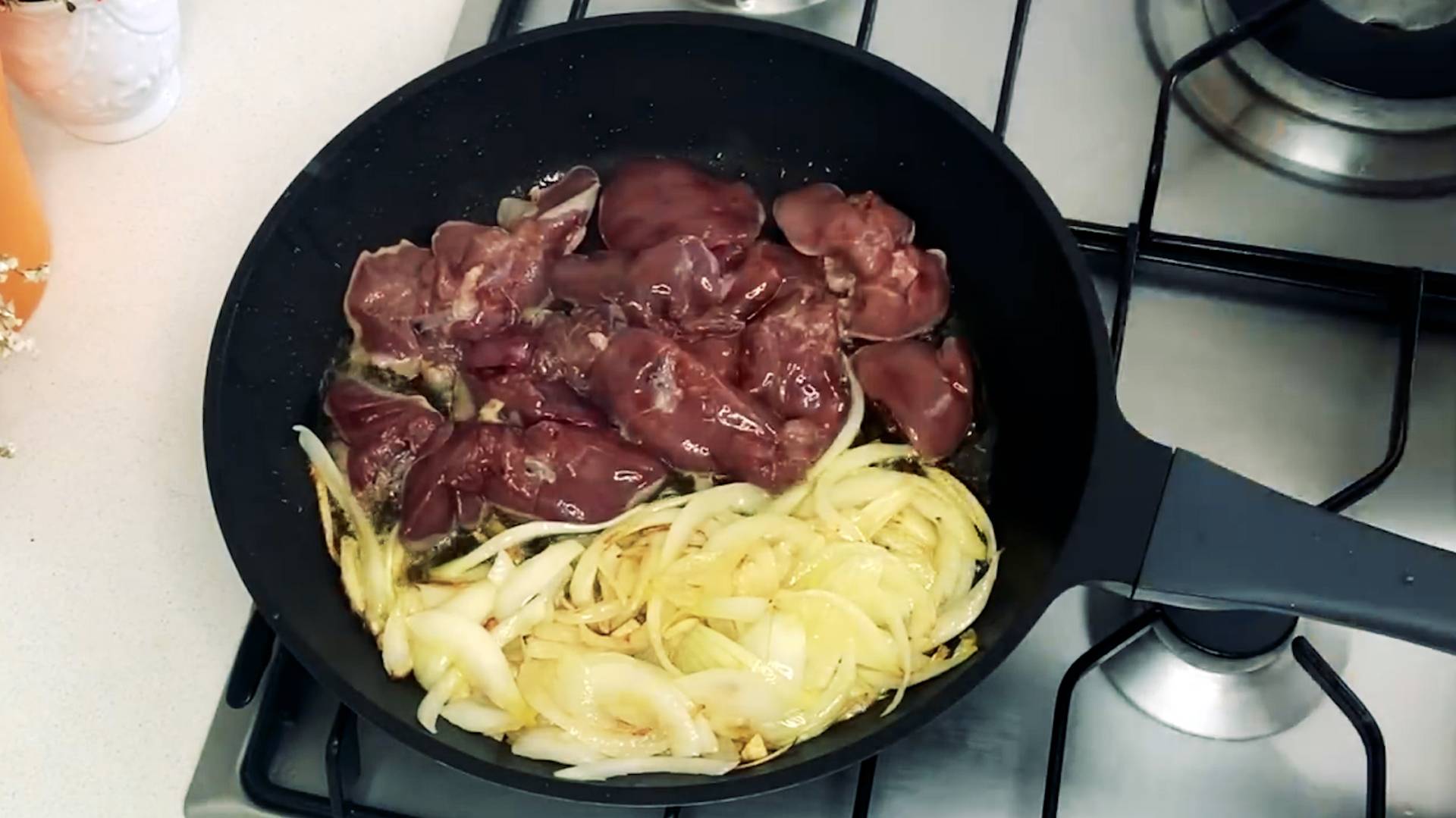 Как ПРИГОТОВИТЬ ВКУСНУЮ КУРИНУЮ ПЕЧЕНЬ С ЛУКОМ ПРОСТО и быстро. Жареная печень на сковороде