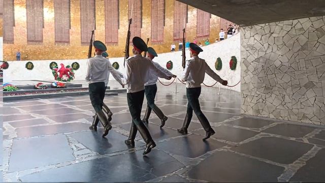 Смена Почётного Караула в Пантеоне Славы Мамаев Курган, Волгоград, 26 июля 2023 года, 09:00 часов смотреть онлайн