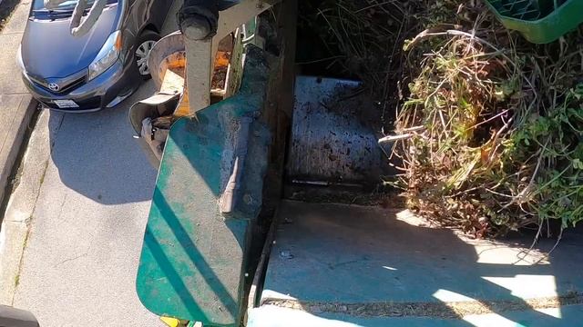 Hopper footage of a Labrie Automizer packing green waste! - Recology Sonoma Marin смотреть онлайн