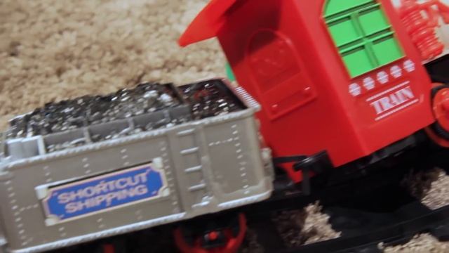 Синий трактор пришел на помощь перевернувшемся бензовозу и паровозу. смотреть онлайн