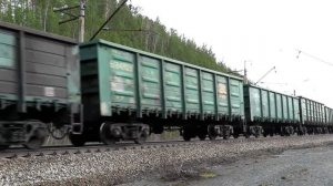 Советский электровоз ВЛ10-757 с грузовым поездом