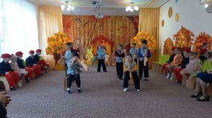 Танец с саксафонами