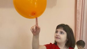 Лиза и Миша играют с шарами