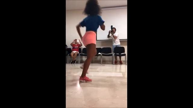 Lisandra García SALSA CUBANA pasos libres de ESTILO FEMENINO смотреть онлайн