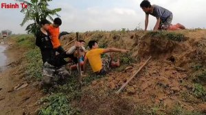 Ловля змей голыми руками!