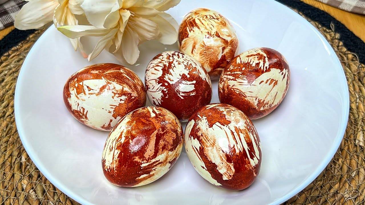 КОСМИЧЕСКИЕ яйца в луковой шелухе без химии и парафина Как оригинально покрасить яйца на Пасху 2025