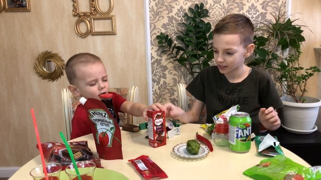 Едим только ⛔️ красную 🍒 зелёную 🥝 еду и напитки 🧃Челлендж 🔥 перец-Чили 🌶 и молоко🥛кузнечика🤢