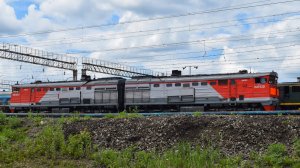 Тепловоз 2ТЭ10М-3261. Отправление с хозяйственным поездом. Звук 10Д100.