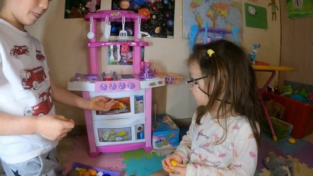 Игрушечная Кухня. Овощи. Фрукты. Видео для девочек и мальчиков.