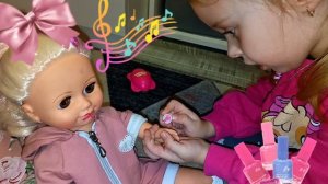 Кукольное преображение: Милана красит Еву