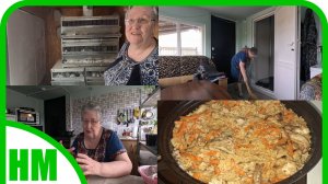 12 апреля. В птичнике. Завтрак. Готовлю плов и бутеры.