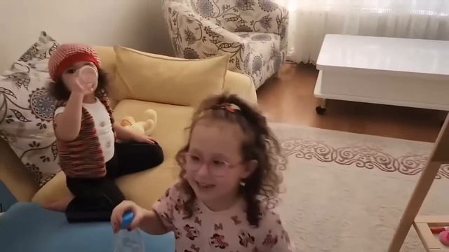 KAPIMIZIN ÖNÜNDE BİRİSİ VAR KİM BIRAKTI ACABA ?!! ماما جابت بيبي - جنى مقداد | طيور الجنة