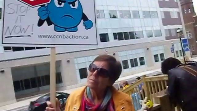 Grand Lake-Gagetown PC MLA Ross Wetmore faces the Anti-Shale Protestesters in Frederciton смотреть онлайн