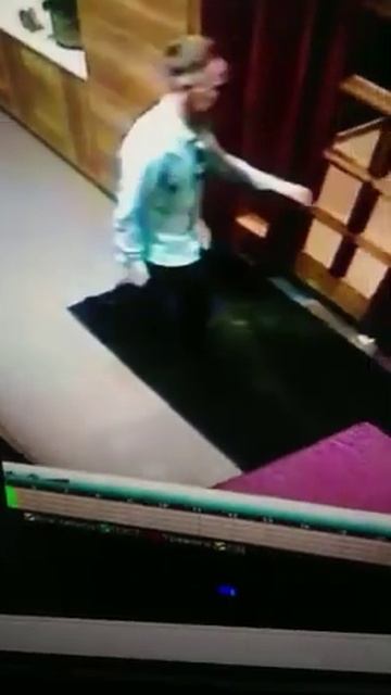 Подозреваемого в краже женской сумки ищут в Южно-Сахалинске смотреть онлайн