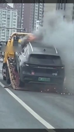 Китайская качества без цензуры. BYD . Китайский автомобиль загорелся во время перевозки на прицепе.