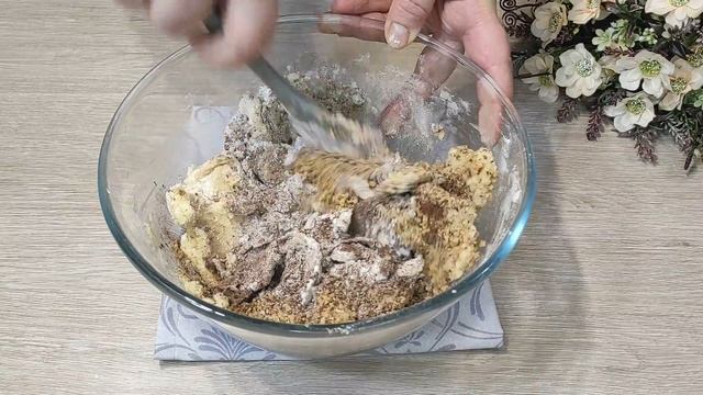 Неймовірно смачне шоколадно горіхове печиво у цукровій пудрі. Воно тане в роті.