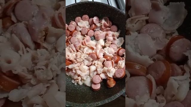 Гороховая каша с беконом и охотничьими сосисками ! Быстро , вкусно! смотреть онлайн