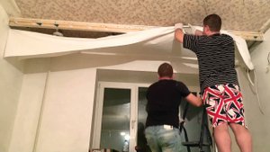 Тканевый потолок. Натягивает ткань. Таймлапс натяжки.