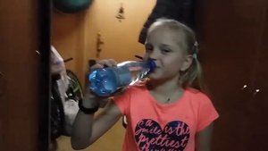 Челлендж ,,Кто больше выпьет воды''Даня проиграл...