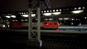 ВЕЧЕРНЯЯ ЖИЗНЬ МОСКОВСКОГО ВОКЗАЛА. Движение поездов на станции Санкт-Петербург Главный