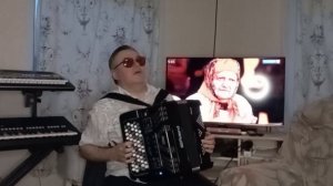 А за окном сирень цветёт.
