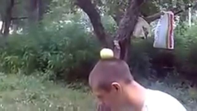 LUCHSHIE PRIKOLY 2013 Fokus s yablokom) (Tol'ko ne po ebalu)AHAH V'EBAL ZHESTKO DRAKA VYEBAL RAZ'EB смотреть онлайн