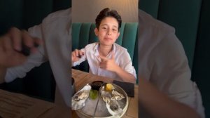 Первый раз пробую устрицы🦪 морские ежи🦔😃