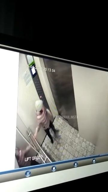 В Барнауле упало зеркало в лифте едва не поранило девочку смотреть онлайн