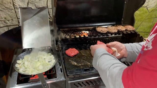 Grillkanalburger TS - Ein saftiges Monster vom Napoleon Rogue SE 525 смотреть онлайн