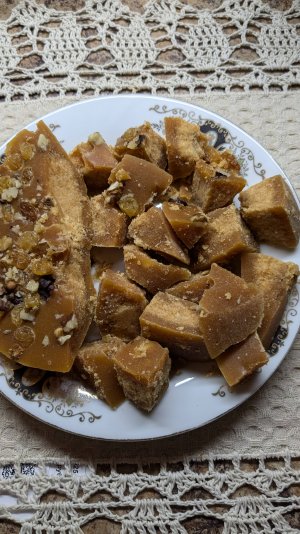 Варим сахар с орехами и изюмом по простому рецепту.