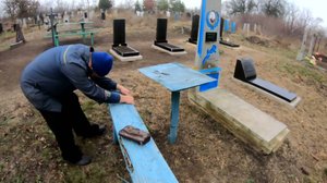 Столик установили своими руками на кладбище у могилки дедушки🪦 Новомихайловка Донецкая обл. 2021