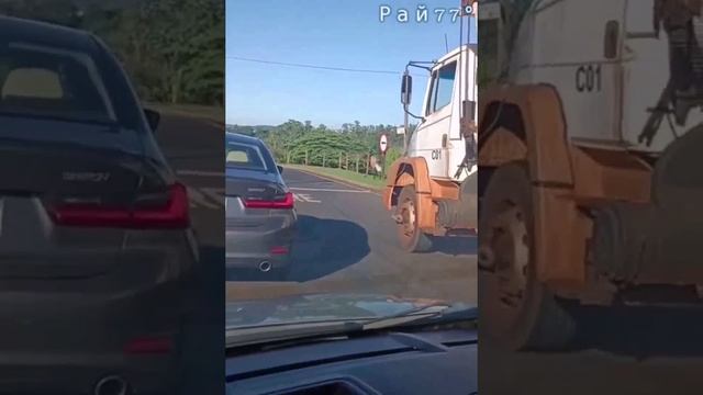 Бык, в погоне за прохожим, запрыгнул на автомобиль
