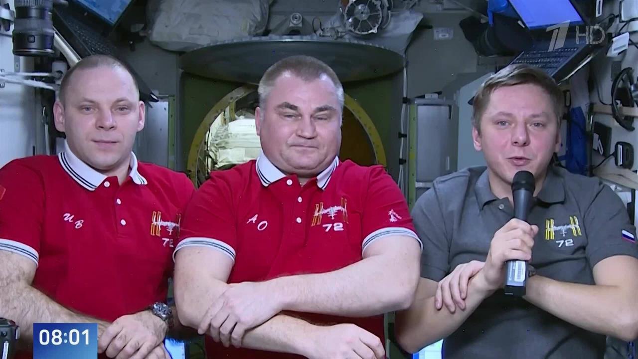 Экипаж МКС поздравил россиян с Днем космонавтики: видео