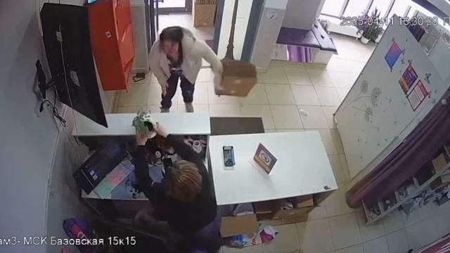Драка в пункте выдачи Wildberries в Москве между клиенткой и сотрудницей