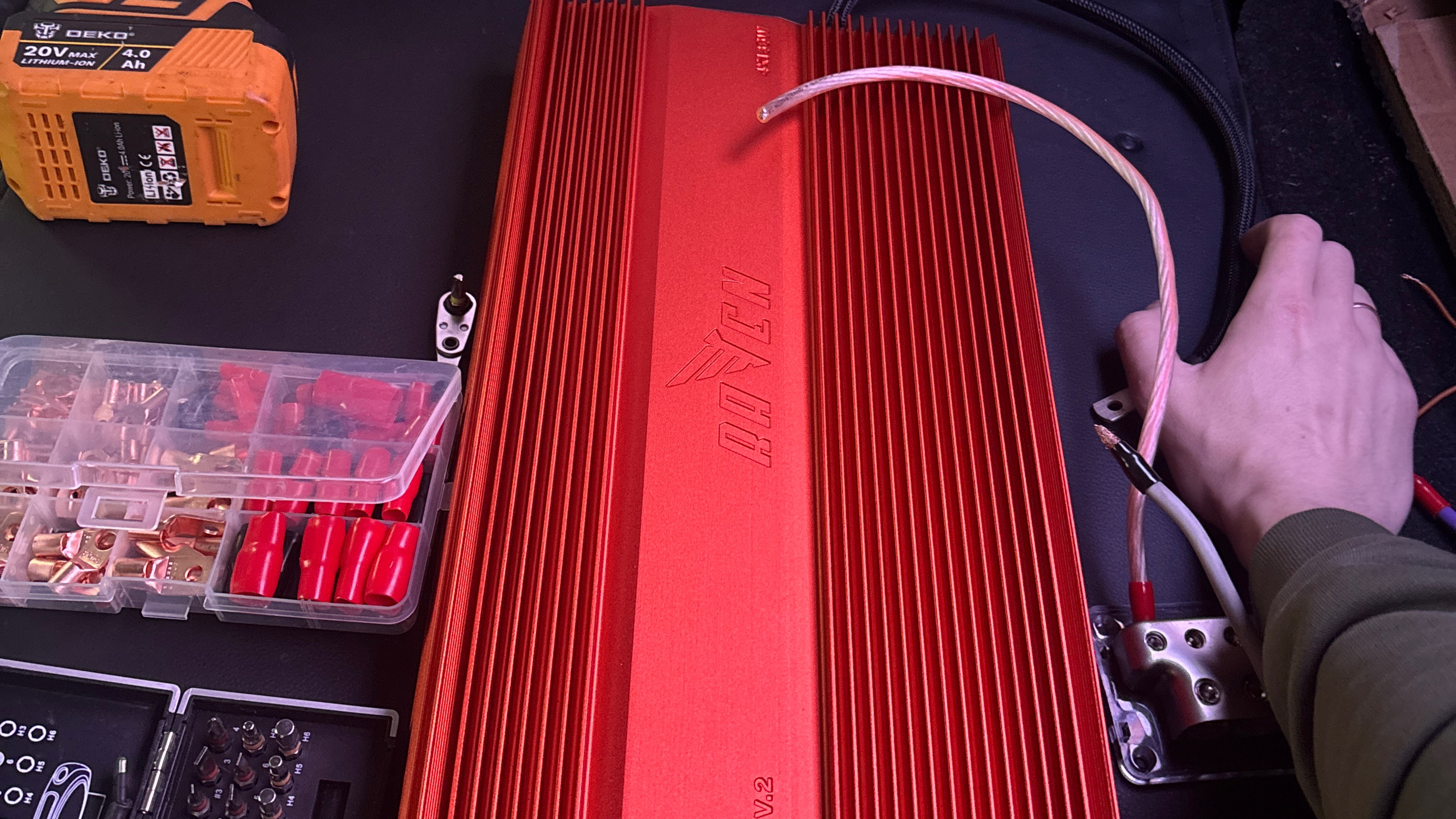 Распаковка и установка усилителя от DL Audio Raven 4.135 V.2 в Chevrolet Cruze смотреть онлайн