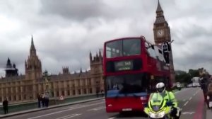 Человек летит, рядом с автобусом, летающий человек,