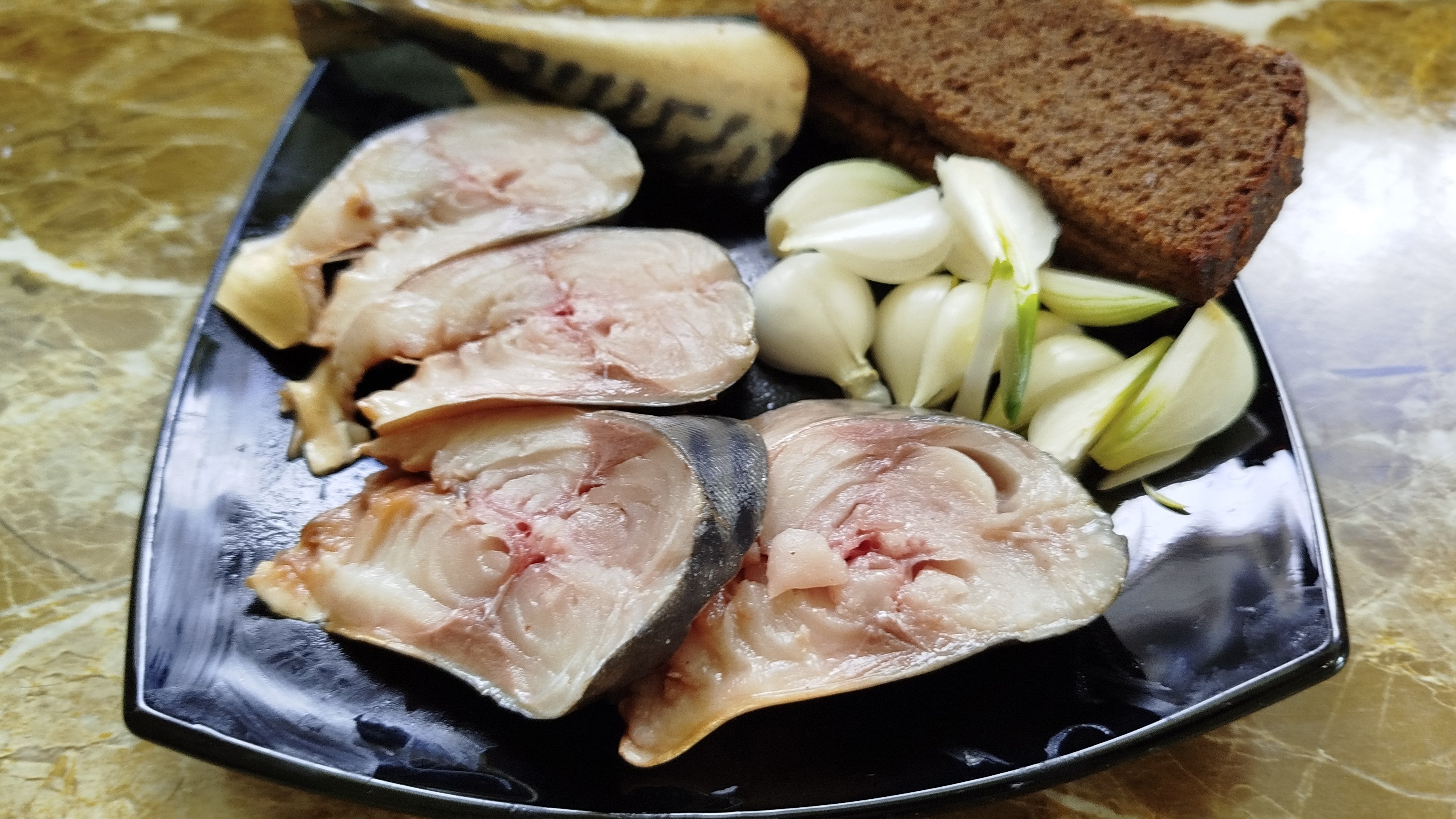 Вкуснейшая малосольная скумбрия, слегка подкопчённая в домашних условиях. Рецепт пенсионерки!