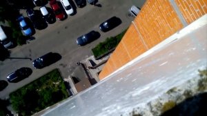 Скидываем разные вещи с 16-го этажа