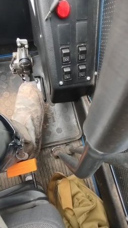 перенёс педаль газа в удобное место