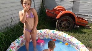 Катя и Настя.Деревня.Каникулы.Выходные.Купаемся в бассейне нам весело.Ныряем и прыгаем