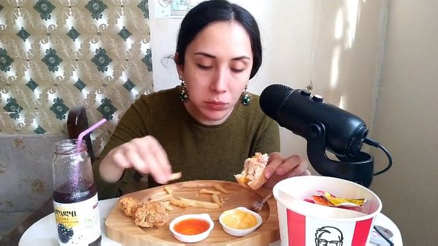 МУКБАНГ KFC ЧИЗБУРГЕР🍔  смарт БАСКЕТ картошка ФРИ 🍟 и ПИЦЦА 🍕с ананасом 🍍